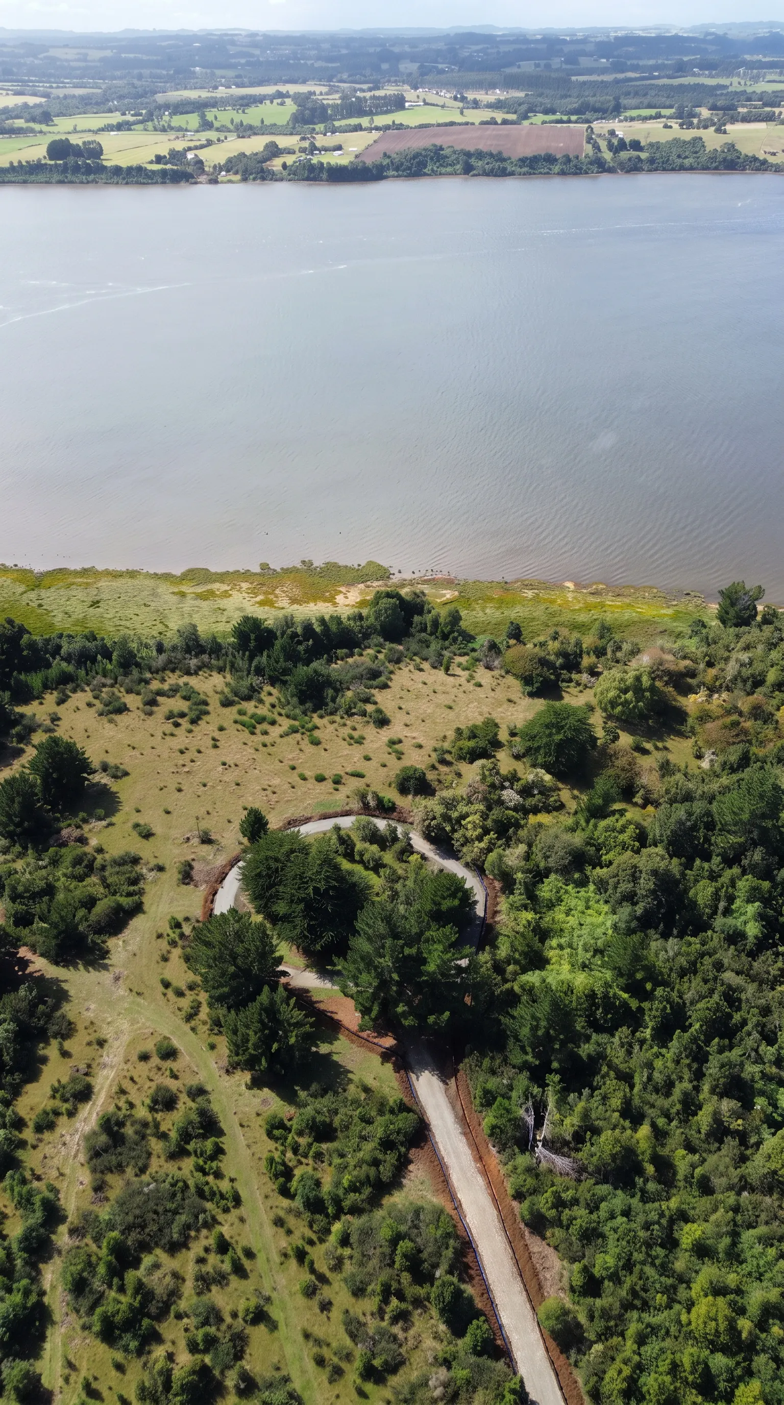 Vista aérea de una de las rotondas, el camino y el estuario