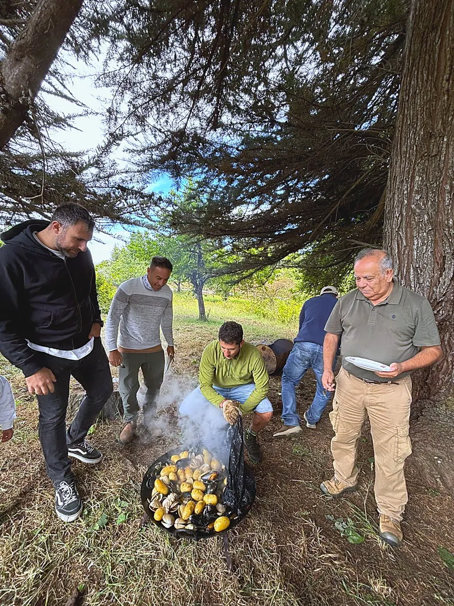 El fogón del curanto entre amigos